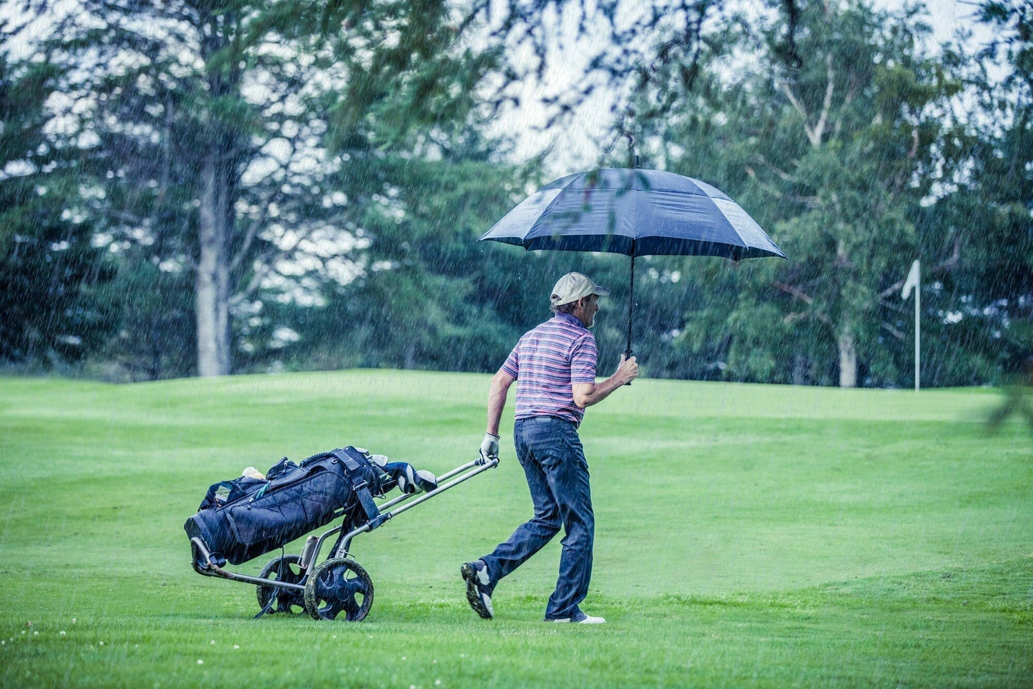 Bien s’équiper pour jouer au golf sous la pluie