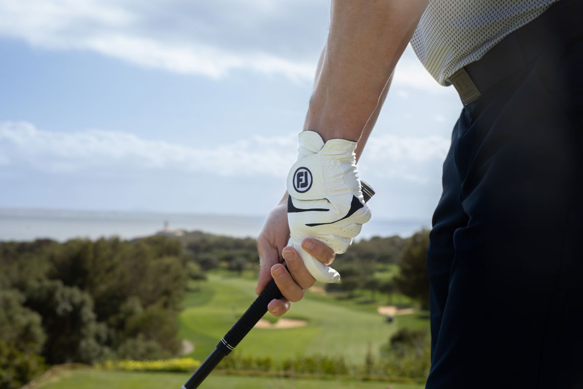 Gant de golf cuir ou synthétique : lequel dure le plus longtemps ?