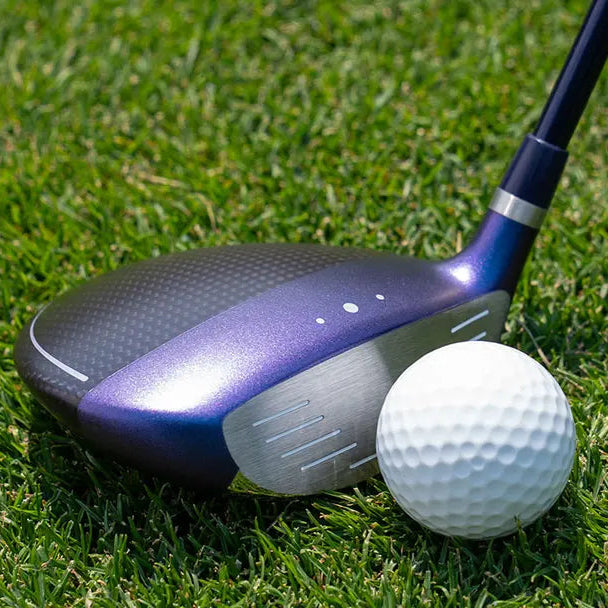 Golfeuse frappant un bois de parcours depuis le fairway